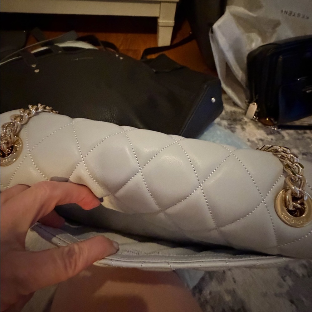 Kate Spade White Quilted Shoulder Bag with Gold Chain - Picture 4 of 6